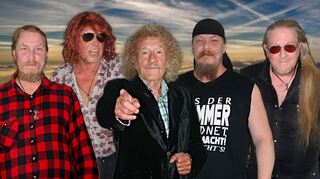 Sänger Geff Harrison spielt mit (von links) Bassist Pille, Keyboarder Thomas Pankow, Schlagzeuger Schrotti und Gitarrist Zwonk.