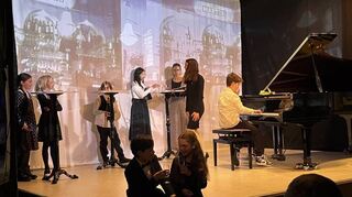 Ein besonderes „Intermezzo“ zeigt das Ensemble des Musiktheaters Tatjana Worm auf der Bühne des Ferdinand-Schmid-Hauses.