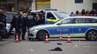 Einsatzkräfte der Polizei sichern den Tatort in Mannheim.