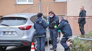 Polizisten vermessen und fotografieren vor Ort.