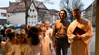 Während die Kinder in die Kirche einlaufen, freuen sich Paul Hafner (v. l.) und Pfarrer Tobias Habicht auf einen besinnlichen Gottesdienst. Letzterer ist kurzfristig für den erkrankten Dr. Simon Layer eingesprungen.
