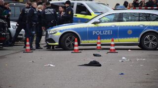 Einsatzkräfte der Polizei sichern den Tatort.