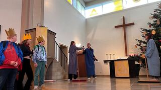Auf der Suche nach dem Jesuskind begegnen die drei Azubis (links) Hirten und Engeln, die ihnen den Weg weisen.