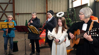 Auf dem Bauernhof der Familie Renkert (Allmendsand 3) fand am Heiligen Abend die kindgerechte Stallweihnacht statt. Musikalischer Beitrag v.l.: Ursula Maas, Ute Schwerin, Margret Kratzke, Engel Mia und Diakonin Margit Rothe.