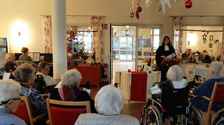 Der weihnachtliche Gottesdienst im Haus Edelberg wird von Vikarin Joanna Notheis gestaltet. Bild: Hettwer