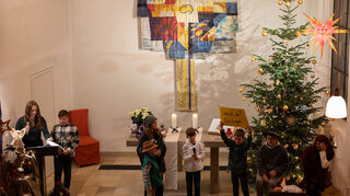 Das Krippenspiel wird von den Kirchen-Kids der evangelischen Kirchengemeinde Brühl vorgetragen. Die Krippenspielbesucher wurden von den Kirchen-Kids ins Krippenspiel mit einbezogen. Hier sollten dann alle Besucher gemeinsam sagen: Sehet da, ein Engel.