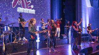 „Me and the Heat“ mit Mike Frank (v. l.), Jessica Conte und Frontfrau Christin Kieu (3. v. r.) begeistern bei der Premiere der „Christmas Edition“ in der Stadthalle. Organisator Rainer Weiglein denkt bereits über eine Wiederholung im nächsten Jahr nach.