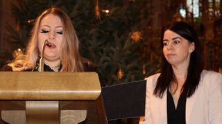 Rebecca Brumly (l.) und Elis Rehberger organisieren gemeinsam die gut besuchte Reilinger Krippenfeier.