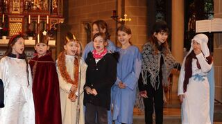 Schon beim Einzug in die Kirche erhalten die jungen Christen, die das Reilinger Krippenspiel vorführen, die gesamte Aufmerksamkeit der katholischen Kirchengemeinde. Später folgt der Applaus für eine gelungene Darbietung der Kinder.