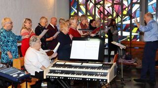 Der Kirchenchor unter der Leitung von Arno Nützel (r.) gestaltet den musikalischen Teil des weihnachtlichen Gottesdienstes in Altlußheim.