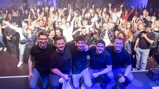 Schlagzeuger Julian Wittig (v. l.), Sänger Tobias Kief, Bassist Adrian Laule, Keyboarder Martin Weissmann, Gitarrist Patrick Weiser lassen sich von ihren Fans nach dem gelungenen Auftritt in der Wollfabrik feiern.