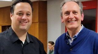 Bürgermeister Dr. Ralf Göck (r.) übergibt der Feuerwehrkalender der Region an den Brühler Kommandanten Marco Krupp.