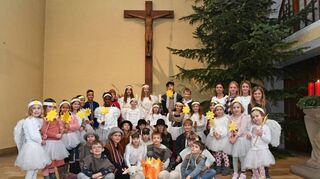 Die 44 Kinder beim Krippenspiel in der Pauluskirche erzählen die Weihnachts-geschichte auf ganz besonder Art.