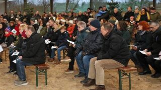 Pfarrerin Eva Leonhardt (l.) gestaltet die gut besuchte Stallweihnacht auf dem Wersauer Hof.