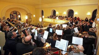 Die Empore ist voll besetzt mit Musikern: Bezirksposaunenchor und Posaunenchor Schwetzingen/Oftersheim, Gospelchor mit Band, Kirchenchor und Vokalensemble Schwetzingen.