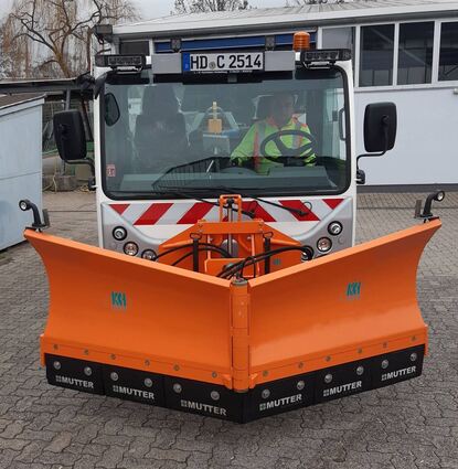 Auf Knopfdruck kann der große orangefarbene Räumschild des neuen Fahrzeuges des Oftersheimer Bauhofes eingeklappt werden. So passt es auch durch zugeparkte Straßen.