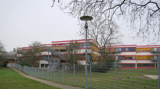 Inzwischen umschließt ein Zaun die Neurottschule.