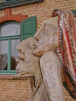 Im Garten vor der Villa Meixner versprüht die Skulptur „Salome“ von Bernhard Apfel ihren Charme.