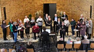 Der AGV-Projektchor erfreut mit seinem Dirigenten Jürgen Ferber die Besucher an Heiligabend mit einem fried- und freudvollen Weihnachtssingen in der Friedhofskapelle in Eppelheim.