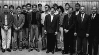 Der Aufsteiger in die Landesliga 1990/91: Hans Zahn (v. l., Abteilungsleiter), Georg Salzer, Christian Eberwein, Frank Weißbrod, Daniel Maier, Stefan Vogel, Michael Werner, Christian Niemeier, Bernd Schleicher, Reinhard Eichhorn, Markus Langenbach, Rainer Klumpp, Mathias Weißbrod, Wolfgang Brenzinger, Klaus Benetti, Rainer Schlager, Jürgen Müller, Udo Schwechheimer (Trainer), Hermann Ballreich (Männerspielwart) und Harald Benetti (Betreuer).