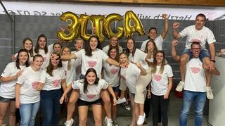 In der Saison 2019/20 gelingt den Damen der Aufstieg in die 3. Liga. Clara Bohneberg (hinten, v. l.), Eva-Maria Zinser, Marlena Schilling, Madeleine Hornstein, Lena Nussbaumer, Linda Gottselig, Samira Schulz, Alina Holzer, Paula Lederer, Jasmin Wege (vorne, v.l. Betreuerin), Celine Ungerer, Lina Richter, Britta Miltner, Annika Rimpf (unten), Christin Weiss, Nicola Baumann, Jana Pahl, Sascha Kuhn (Trainer) und Günther Gottselig (TW-Trainer) feiern.