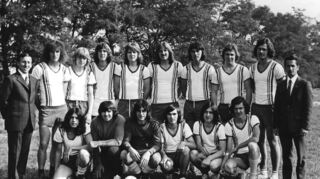 Die erfolgreiche A-Jugend, die in der Saison 1972 Kreis-, badischer und süddeutscher Meister wurde. Stehend v.l: Ernst Müller (Trainer), Klaus Braun, Reinhold Schier, Horst Brandenburger, H.-P. Eichhorn, Rolf Müller, Ernst Decker, Wolfgang Mentzel, Klaus Langer, Werner Schmitt (Abteilungsleiter), Klaus Grüninger (kniend v. l.), Gustav Galley, Hans Weißbrod, Werner Kief, Werner Grüninger und Martin Zimmermann.