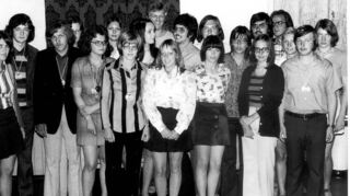 Die ersten ihrer Art: Der Abiturjahrgang des Gauß-Gymnasiums freut sich 1973 über den Schulabschluss.