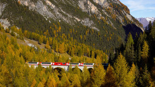 Auch ohne Schnee: Die Fahrt mit dem Glacier Express – hier auf dem Abschnitt Albulaline – ist zu jeder Jahreszeit ein Genuss.