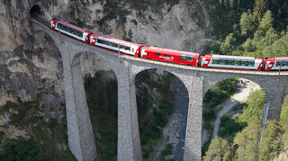 Spektakulär: das 65 Meter hohe und 141,7 Meter lange Landwasserviadukt, das zum UNESCO-Weltkulturerbe zählt.