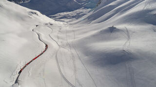 Einmal quer durch die Schweiz: Der Glacier Express fährt in acht Stunden von Zermatt bis nach St. Moritz im Engadin.
