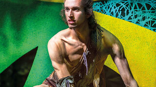 Dschungelheld zwischen zwei Welten: „Tarzan – das Musical“ eröffnet das Jahr in der Stadthalle mit Spannung und Romantik.