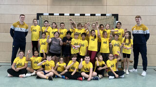Auf den Bildern sind die beiden Bundesligaspieler Jon Lindenchrone Andersen und Ymir Örn Gislason, ein Foto zeigt alle teilnehmenden Kinder und die beiden Löwen.