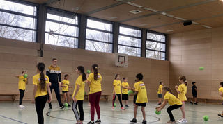 Auf den Bildern sind die beiden Bundesligaspieler Jon Lindenchrone Andersen und Ymir Örn Gislason sowie Kinder aus den vierten Klassen.
Ein Foto entstand bei der Autogrammstunde, ein Foto zeigt die Kinder in Action und ein Foto zeigt alle teilnehmenden Kinder und die beiden Löwen.