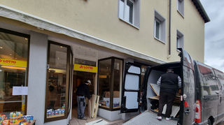 Am Donnerstag wird ein Teil der Einrichtung von Confiserie Schneider in einem Kleintransporter weggefahren.
