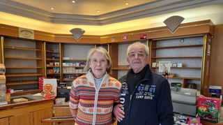 Monika Schneider (geborene Clark) und ihr Lebenspartner Herbert Kaufmann stehen im Laden in der Mannheimer Straße. 32 Jahre war hier die Confiserie Clark, dann Confiserie Schneider - das Geschäft für Genießer - nun ist Schluss.