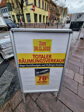 Ein Schild weist hin: "Foto Gerkewitz" schließt mit 30. Dezember 2023 - nach 59 Jahren am Standort.