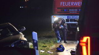Die Polizei dokumentiert am Unfallort Details. Links ist der BMW zu sehen, gegen den der junge Kradfahrer geprallt ist.