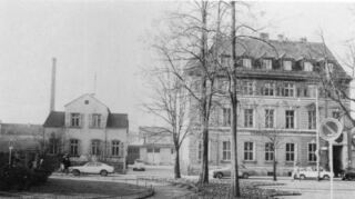 So sah das alte Postgebäude an der Bahnhofsanlage aus. Es wurde vor 50 Jahren abgerissen und durch einen weitaus weniger attraktiven Neubau ersetzt.
