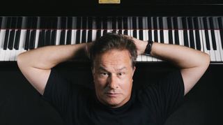 Einen Einblick in Privates will Lars Reichow mit seinem Programm „Musik! Songs aus meinem Leben“ in der Festhalle geben.