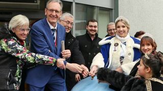 Am Dreikönigstag 2023 nehmen die Narren das Rathaus im Sturm – weder Bürger- meister Dr. Ralf Göck noch die Gemeinderäte haben dem Charme der vereinten Tolli-täten etwas entgegenzusetzen.