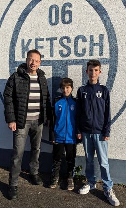 Jürgen Wald (v. l.) mit seinen Söhnen Julian und Florian. Die Familie beherbergt anlässlich des Ketscher U13 Masters Spieler gegnerischer Mannschaften.