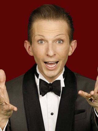 Entertainer Marc Rudolf singt Chansons von Georg Kreisler.