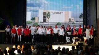 Mit einem Festakt, unter anderem hat der Frauenchor Women`s Voice seinen Auftritt, wird im Juni die Einweihung der Kultur- und Sporthalle gefeiert, die auf den Namen Rolf-Heidemann-Halle getauft wurde.