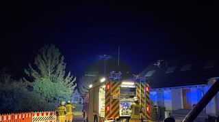 Die Brühler Feuerwehr muss kurz nach Mitternacht in die Rohrhofer Straße ausrücken.