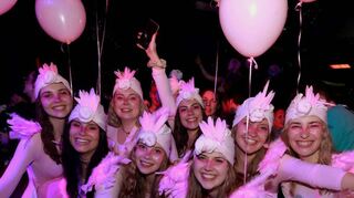 Die „Flamacing Flamingos“ haben 2023 den Kostümpreis abgeräumt. Auch 2024 wird dieser wieder verliehen.