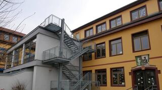 Im Innenhof gibt es bereits seit einigen Jahren einen Fluchttreppenturm für das Obergeschoss. Hier sind deshalb keine weiteren Brandschutzarbeiten notwendig.