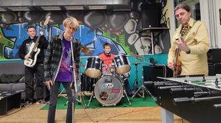 Janis Rehnelt bedient das Bass, Joshua Lehmann traut sich vom Schlagzeug an das Mikrofon. Collin Klein schwingt die Drumsticks und Sebastian Längerer spielt die E-Gitarre – ein Eindruck von der letzten Open Stage 2023.