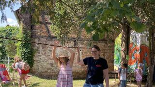 Ein Höhepunkt außerhalb des „normalen“ Programms: das große Sommerfest. Eva Leibig unterstützt hier die Kinder auf der Slackline.