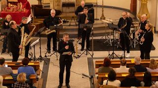 Der Vorsitzende des Musikvereins Stadtkapelle, Simon Abraham, moderiert das große Konzert in der evangelischen Stadtkirche am Silvesterabend mit der Formation „Saxparagus“, die den scheidenden Kirchenmusikdirektor Detlev Helmer mit fantastischer Musik in den neuen Lebensabschnitt begleitet.
