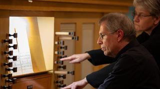So kennt man den scheidenden Kirchenmusikdirektor: Detlev Helmer spielt konzentriert die Orgel. Hier wird er unterstützt durch Ute Schwerin.